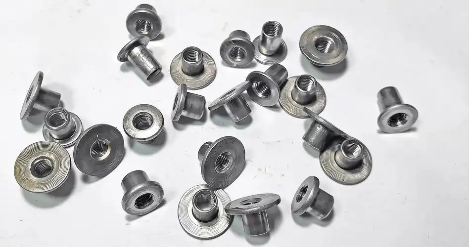 头盔螺母m4 m5t型焊接螺母 防滑t型螺母m4m5m6 花齿防滑t型螺母