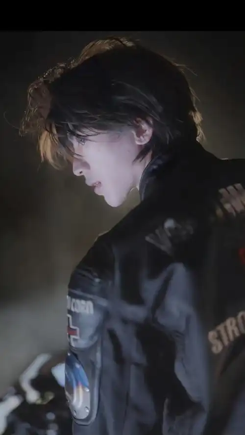 蔡徐坤机车战损风#简单修复 来组高清战损版机车壁纸#蔡徐坤port开季