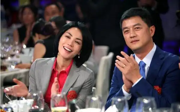 李亚鹏小女友晒近照戴墨镜跷二郎腿超酷气质一点都不输王菲