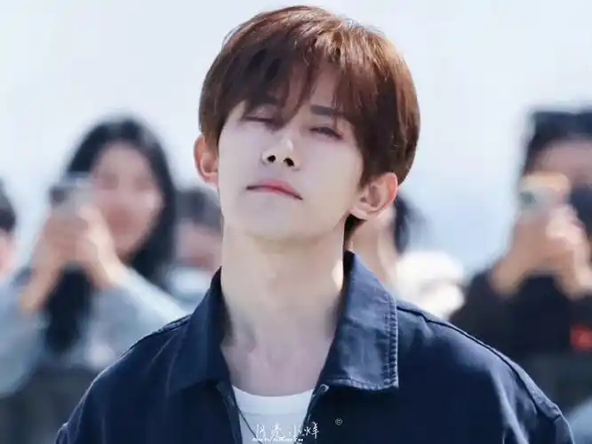 易烊千玺白t牛仔马甲