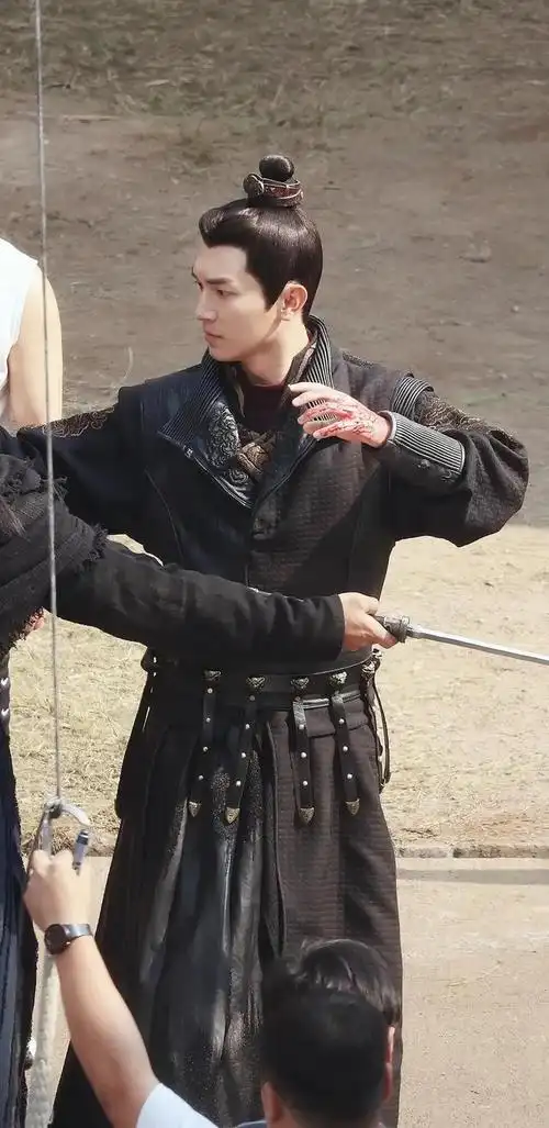 没话讲,杨旭文要英气有英气,要身高有身高,要脸蛋有脸蛋,要仪态有仪态