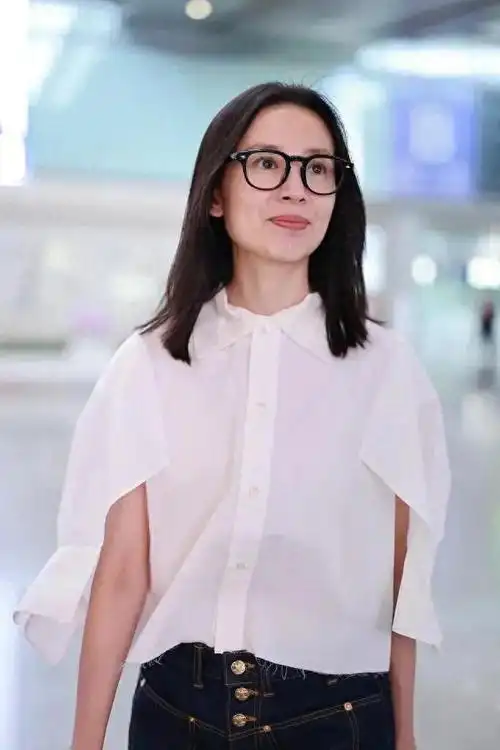 董洁素颜是真能打!穿白衬衫配短裤普通女大学生,真的有40 吗?