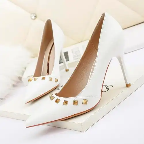 欧美性感尖头浅口高跟鞋网红显瘦铆钉细跟白色单鞋