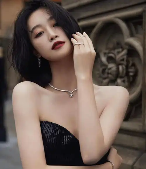 蓝盈莹春风拂面细闪涟漪漫舞街头春日的心愿都写在阳光下