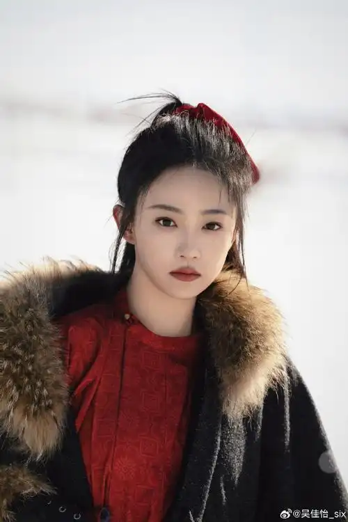 #吴佳怡雪地玫瑰妆#