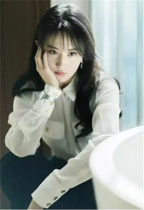 刘亦菲衣品了得穿搭时髦又气质每次搭配都堪称30岁女性教科书