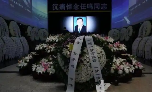 导演任鸣八宝山送别,濮存昕李小萌等众星捧遗像,花圈围满殡仪厅