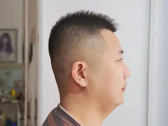 碎寸头也是一种超短的男士发型,相对于圆寸头发型来说可能更自然,几乎