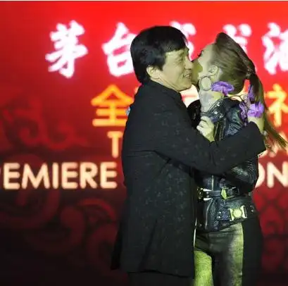 李冰冰为讨成龙欢心喝下整瓶白酒(图)?