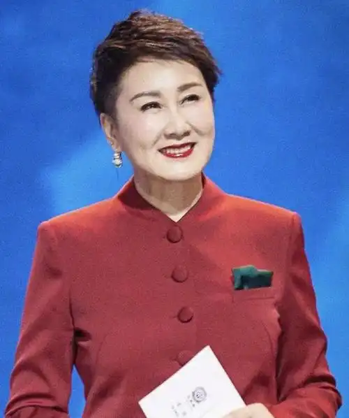 回顾张凯丽34岁嫁给作家和丈夫相爱多年从不让女儿喊她妈妈