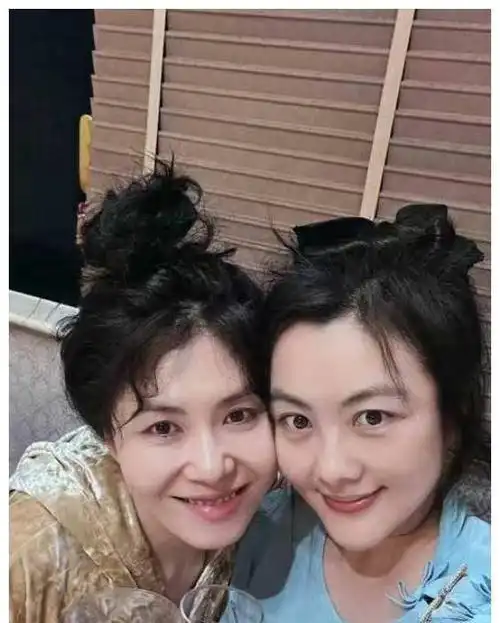 49岁李健高调秀恩爱与妻子孟小蓓首次高清正脸曝光笑容灿烂