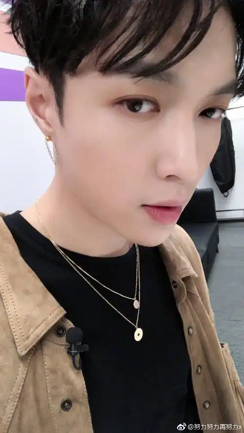 [张艺兴][新闻]171209 兴式冷笑话来的猝不及防 今夜没有"刘海"居然是