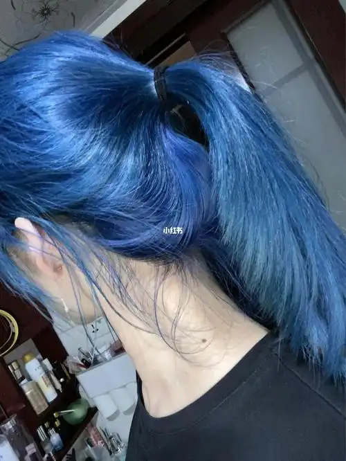 感觉这个颜色没那么烂大街嘎嘎嘎嘎嘎嘎那我就来分享一下蓝色头发掉色