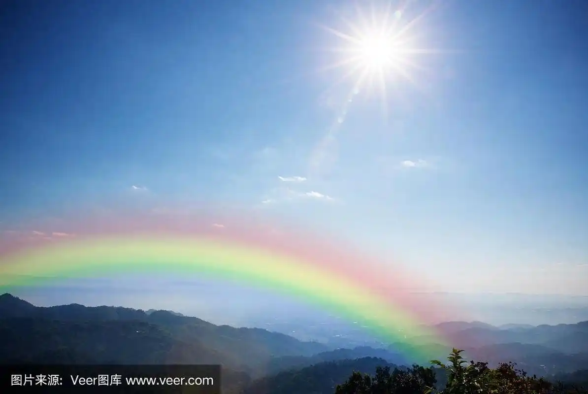 山水,山峦,山岗阳光,用彩虹照亮蓝天.美丽的自然背景和壁纸.
