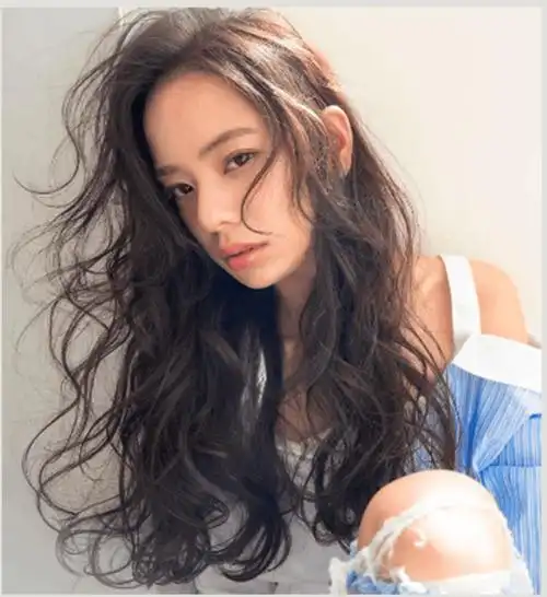 打理的凌乱卷发型;实用指数:五颗星 这个秋季,慵懒的凌乱卷更受人青睐