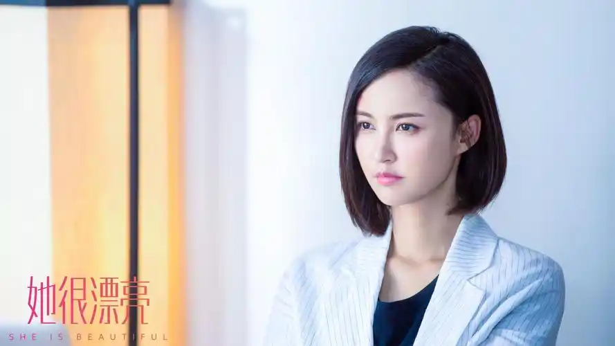 王槊,赵麒主演的原创都市轻喜剧《她很漂亮》曝光多支预告,张歆艺转变