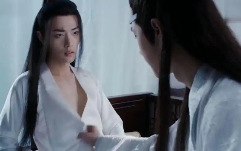 王一博大胆摸肖战胸肌,看完肖战下意识反应,网友开始不淡定了