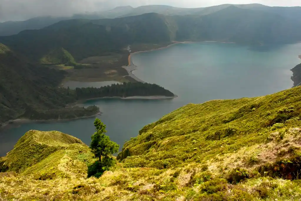 火湖,火在亚速尔群岛岛的圣米格尔湖