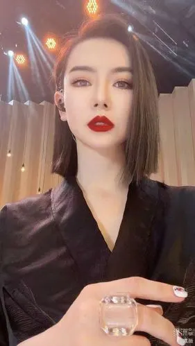 戚薇红唇电眼黑睡衣出镜 网友:a爆了!戚哥威武!|中长发_网易订阅