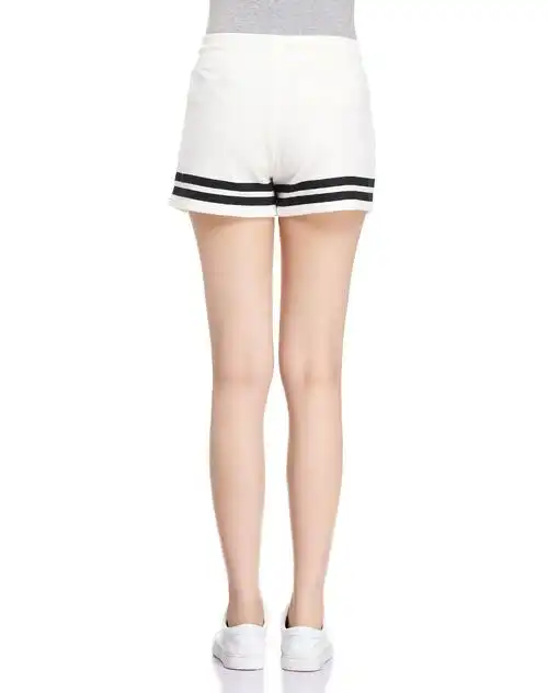 女款白色运动休闲短裤