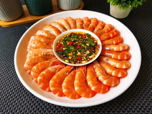 水煮虾是冷水还是热水下锅很多人弄错了难怪虾肉太老不鲜嫩