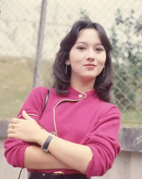 赵雅芝晒年轻时的照片青涩的脸庞和稚嫩的眼神不愧为影视女神