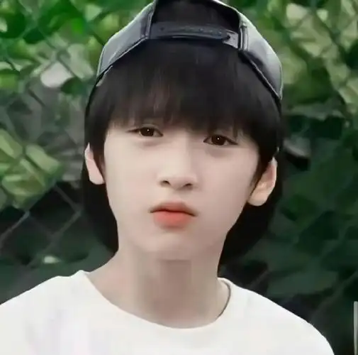 严浩翔小学跳广播体操#十九岁的第一天是考古,小时候的严浩翔好萌,小