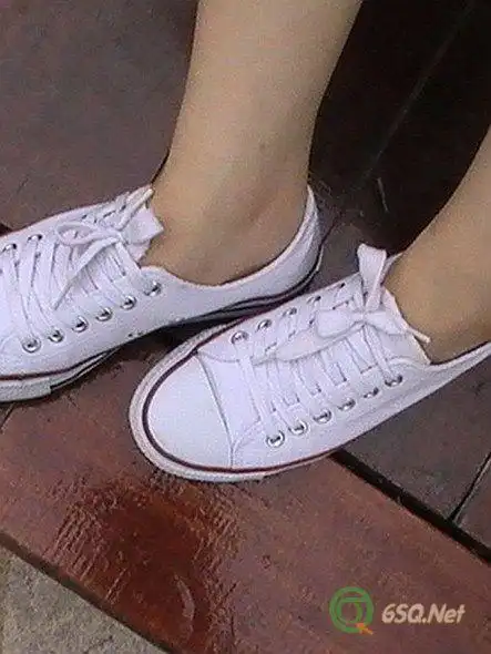 经典帆布鞋女孩