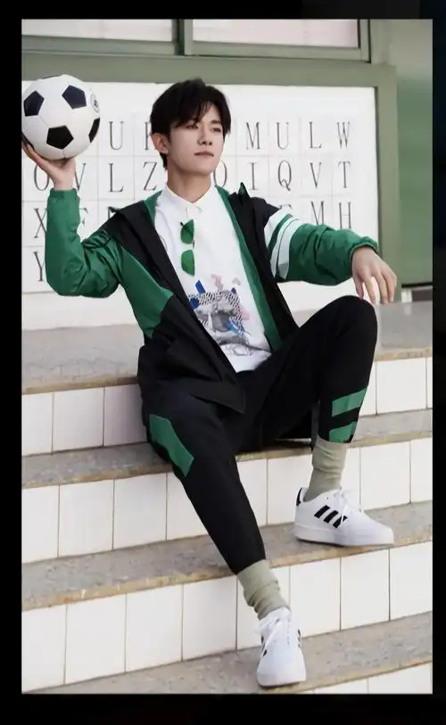 [易烊千玺][新闻]190129 千玺没见过系列照片 运动男孩单手举足球超有