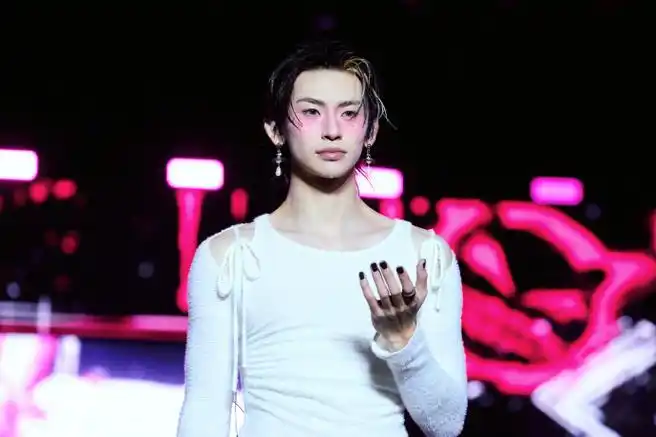 小鬼单膝跪地唱达芬奇