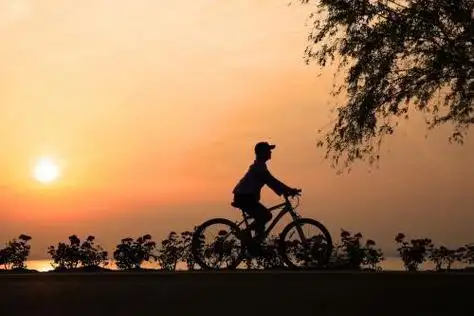 在骑行前和骑行后,患者都要进行适当的肌肉拉伸,以防肌肉拉伤.