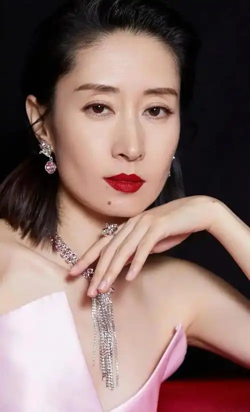 刘敏涛的演艺生涯和个人魅力引言:刘敏涛备受尊敬和喜爱的演员,以出色