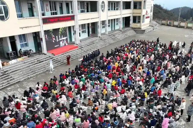 近日,在毕节市七星关区林口镇中心小学,贵州省交通运输综合行政执法五