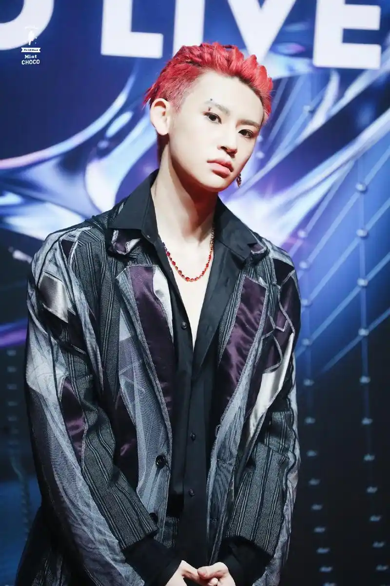 小鬼新闻210123红发脏辫鬼少现身腾讯音乐娱乐盛典红毯狂野本野吐槽鬼