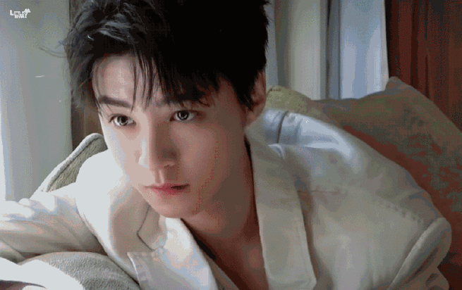 王俊凯超话|#王俊凯cl代言人#231217 工作室日常当烟雾随晨光飘散,枕