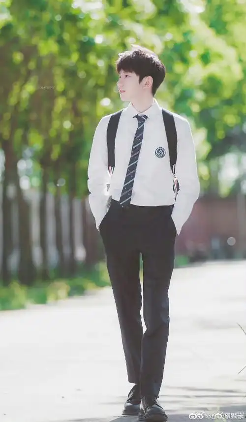 求王源住进校园剧里#王源身穿校服青春十足,真的好适合青春校园剧啊!