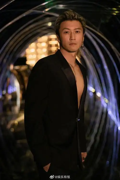 6谢霆锋@锋味 发布了一组最新照片以前磕磕颜,现在这身材必磕到底太帅