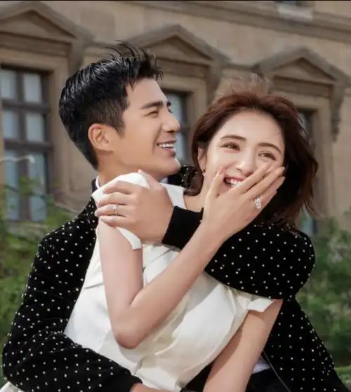 姜潮麦迪娜基因太强了儿子出生半年变睫毛精父母都比不过