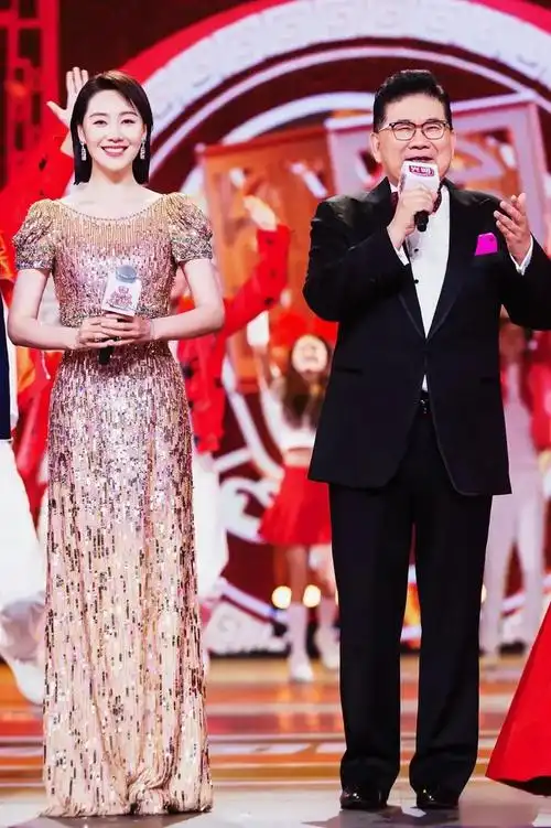 东方卫视春晚主持人王冠c位陈辰缺席何卿上位冯琳只能站边上