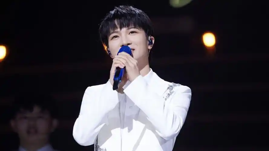 周深演唱经典歌曲《卧龙吟》,歌声大气苍茫,好听到起鸡皮疙瘩