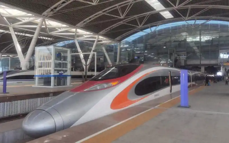 mtr动感号crh380a-广州南站出站,前往香港西九龙,港铁大车友好鸣笛