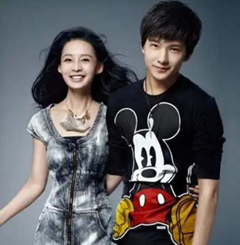 她与杨洋在一起时,不是搭肩就是牵手,他终于找到自己的真爱!