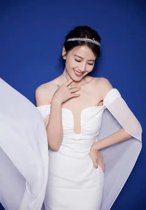 43岁的高圆圆身着白色连衣裙优雅亮相上海某活动,尽显优雅与自信之美