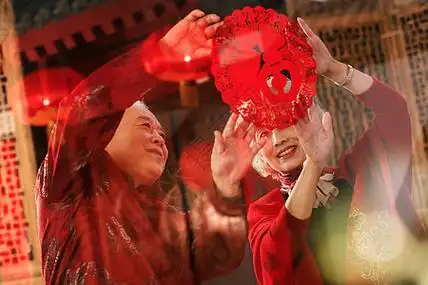 老年夫妇贴窗花图片素材