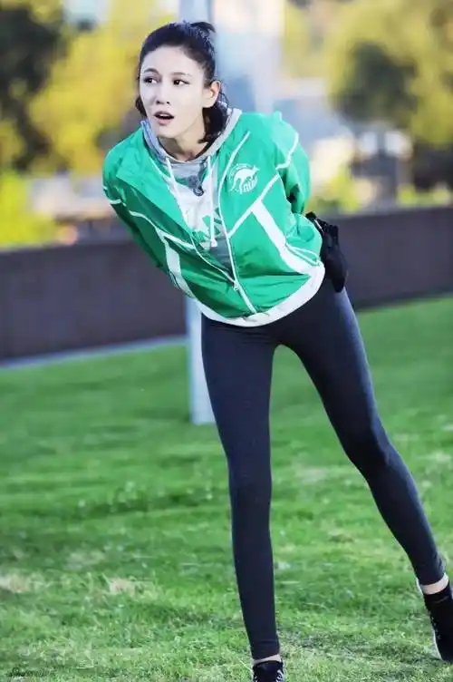 腿精:李溪芮国民闺女:关晓彤美丽的外形不都是与生俱来的久坐不动,靠