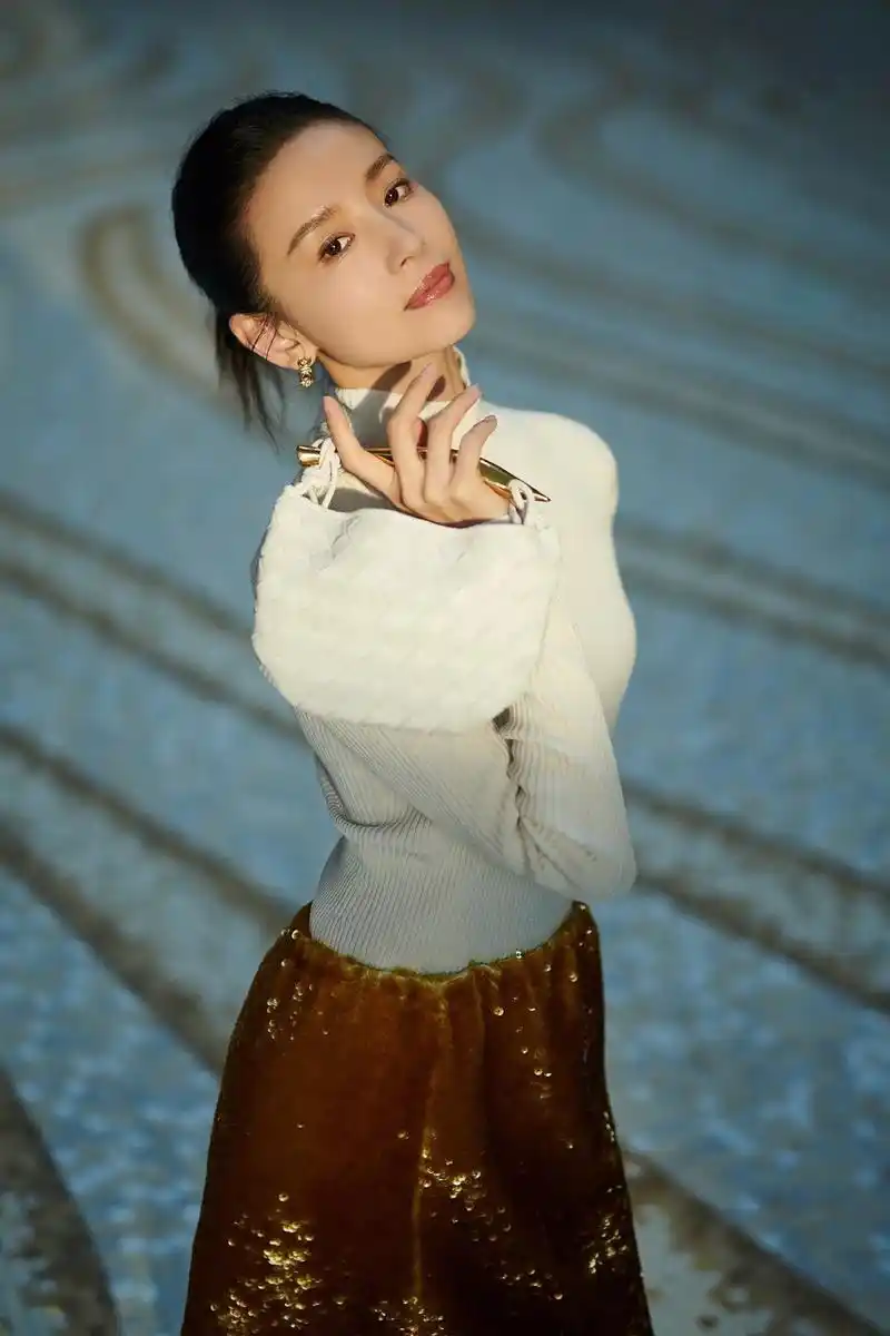 董洁的一组美照曝光,她身穿白色高领针织衫搭配金色半身裙露出纤 - 抖