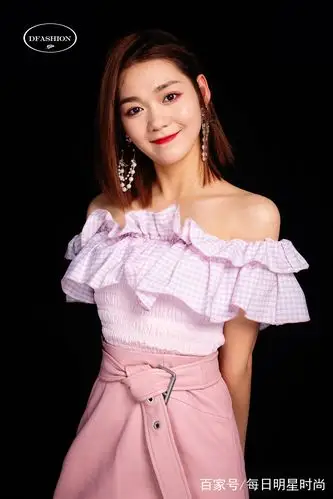 火箭少女101组合解锁一组低调系时尚写真风尚大片!