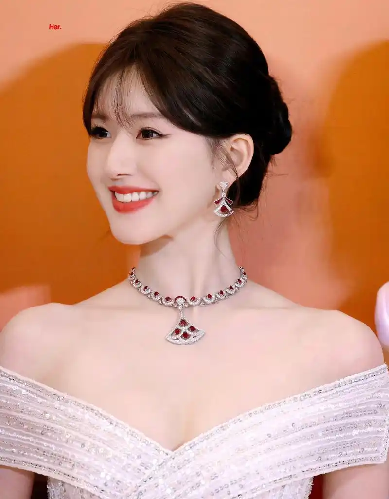 赵露思好美,赵露思亮相宝格丽上海活动,璀璨露肩礼服的明艳美人一枚