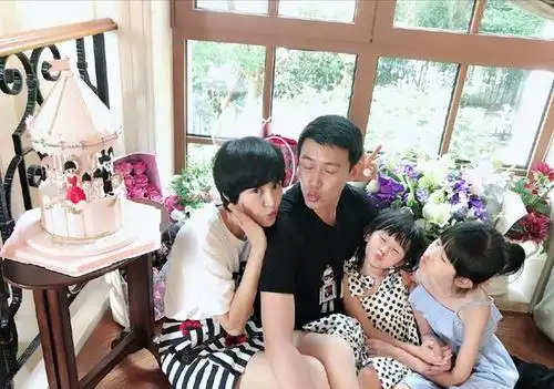 邓超一家四口合体走红毯娱乐圈哪一家的生活让你羡慕