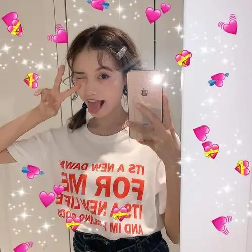 网红林小宅卖萌自拍 俏皮吐舌清纯可爱少女感爆棚